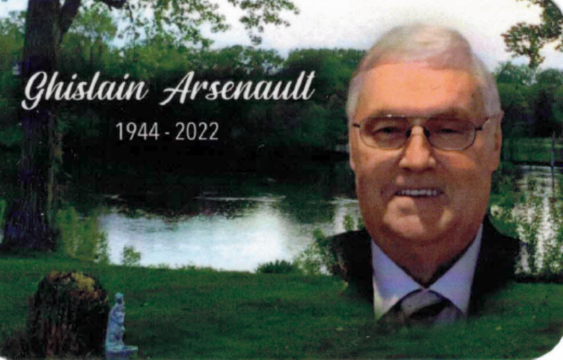 Une carte commémorative montrant le portrait d'un homme souriant avec des lunettes, Ghislain Arsenault (1944-2022). Le portrait est superposé sur un arrière-plan naturel serein composé d'une rivière, d'arbres verts et d'une pelouse.